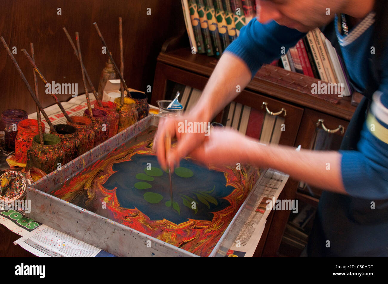Un uomo che fa Ebru, un tipo di bagno turco tecnica di pittura, Istanbul, Turchia Foto Stock
