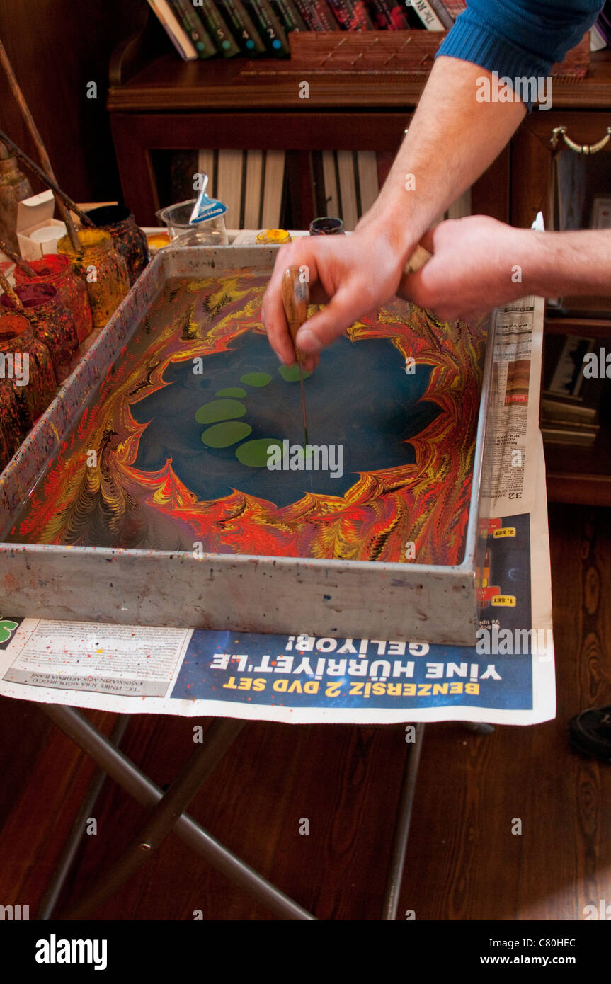 Un uomo che fa Ebru, un tipo di bagno turco tecnica di pittura, Istanbul, Turchia Foto Stock