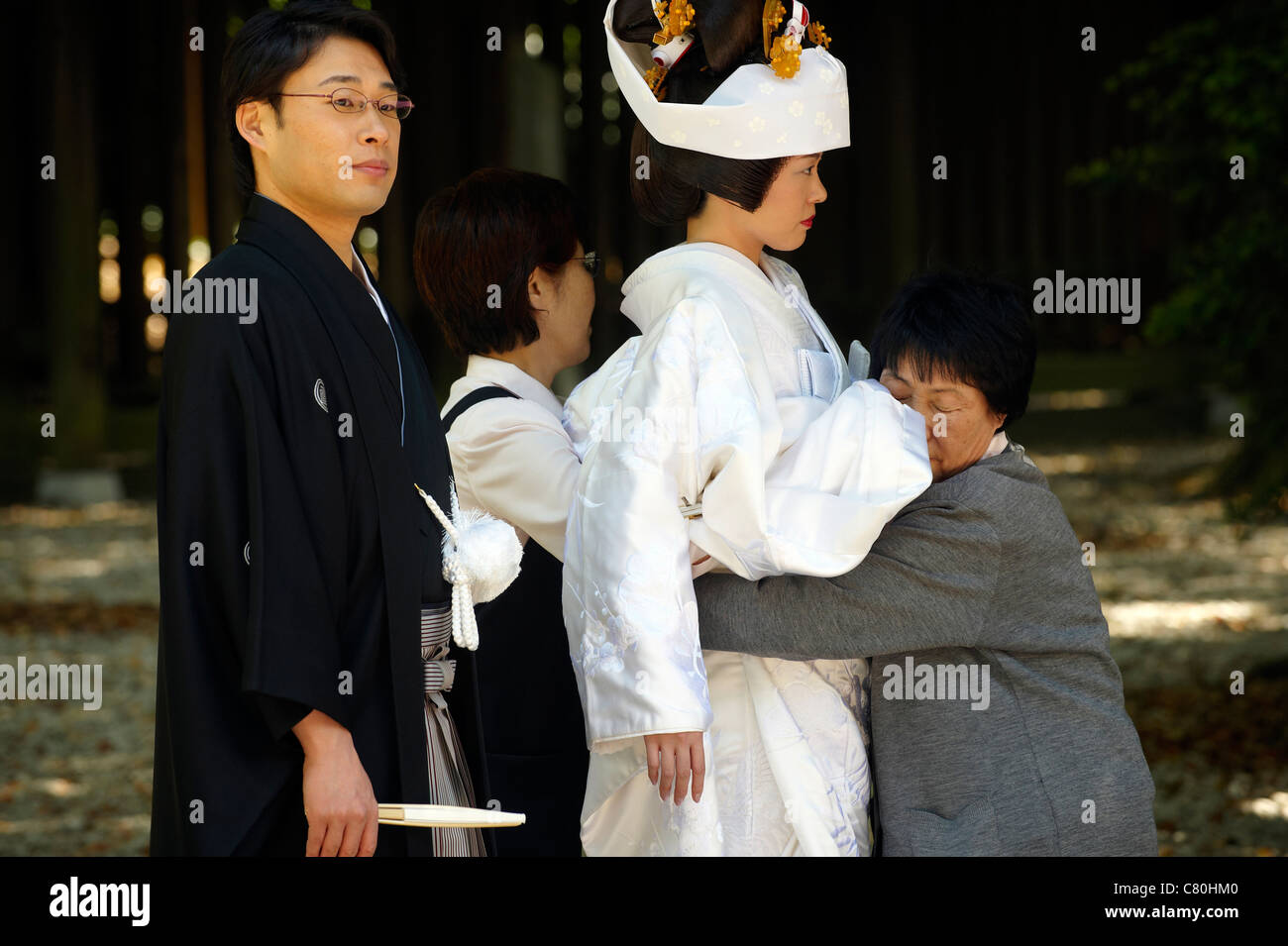 Giappone, Tokyo, matrimonio tradizionale in corrispondenza di Meiji Jingu tempio Foto Stock