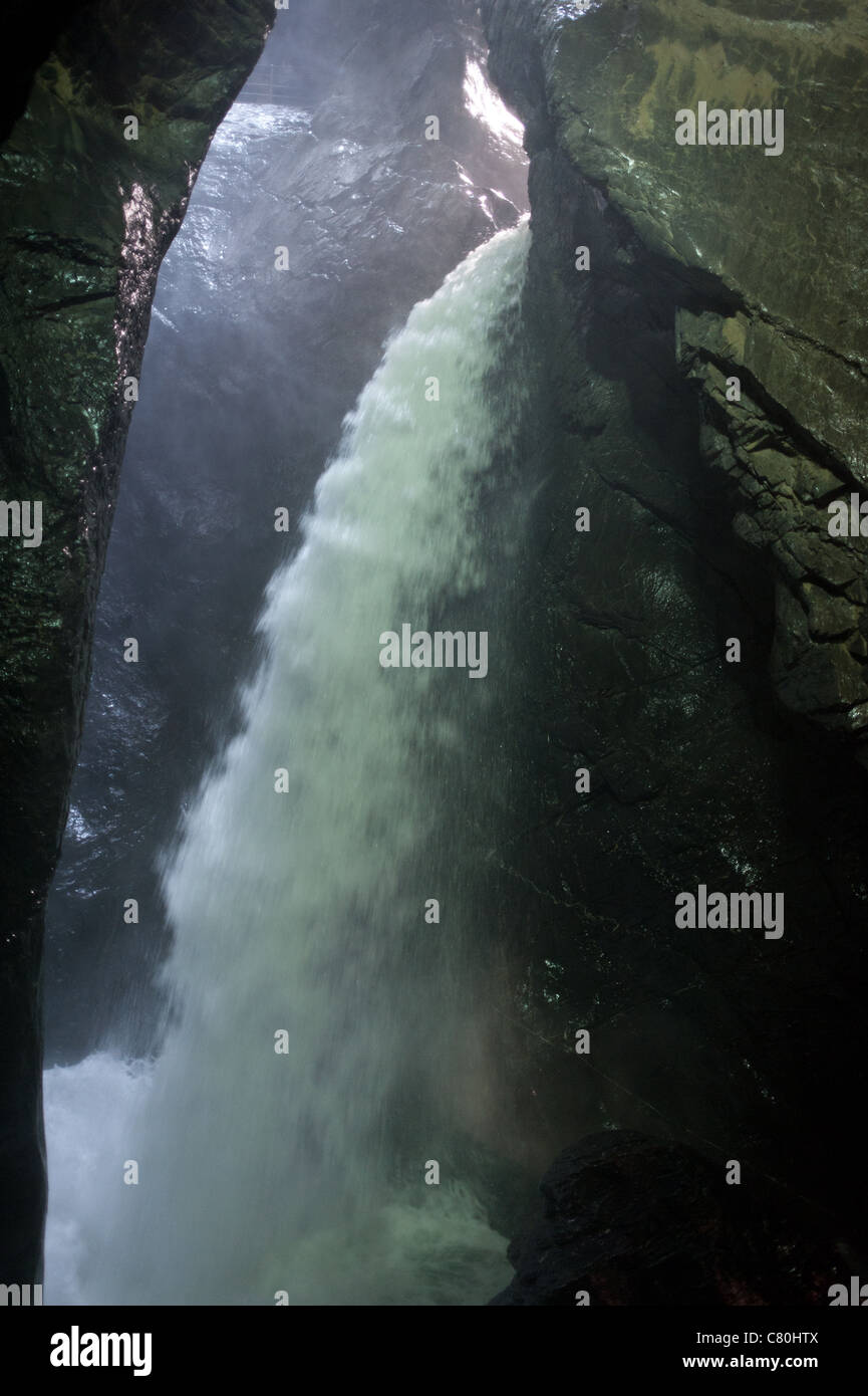 Le più grandi cascate sotterraneo in Europa, le cascate Trummelbach imbuto acqua di scioglimento dei ghiacciai delle Alpi Svizzere. Foto Stock