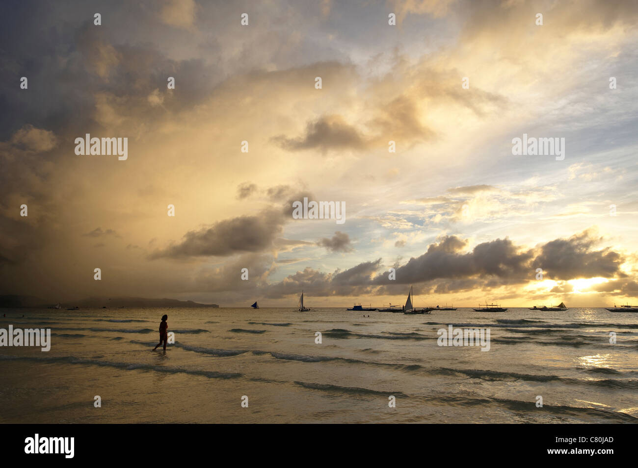 Filippine, Boracay Island, la spiaggia al tramonto Foto Stock