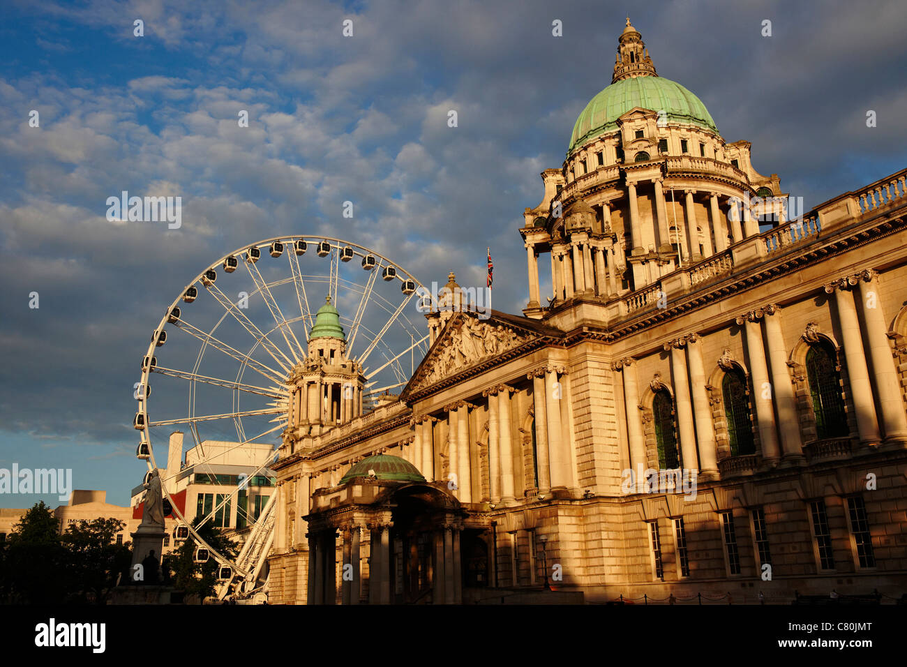 Irlanda del Nord, Belfast, il Municipio e la grande ruota Foto Stock