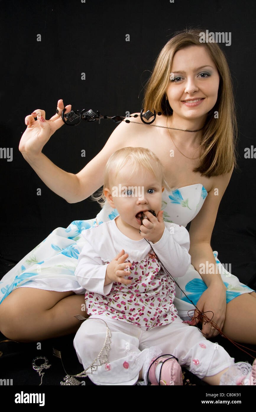 Il bambino e la madre felice isolato su nero Foto Stock