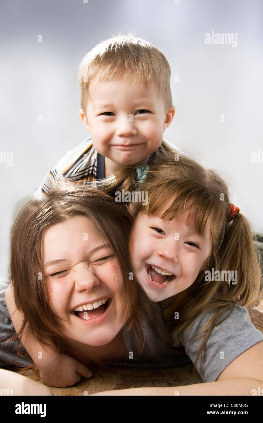 Felice di ridere tre bambini. Foto Stock