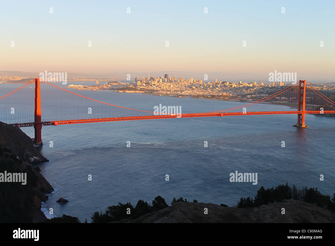 La città al centro del ponte Foto Stock