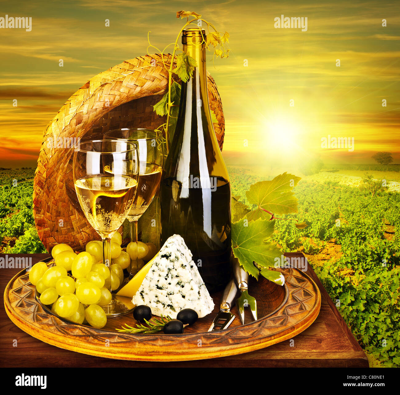 Il vino e il formaggio romantica cena all'aperto, un tavolo per due con vista del vigneto, uve fresche e wineglass presso il ristorante Foto Stock