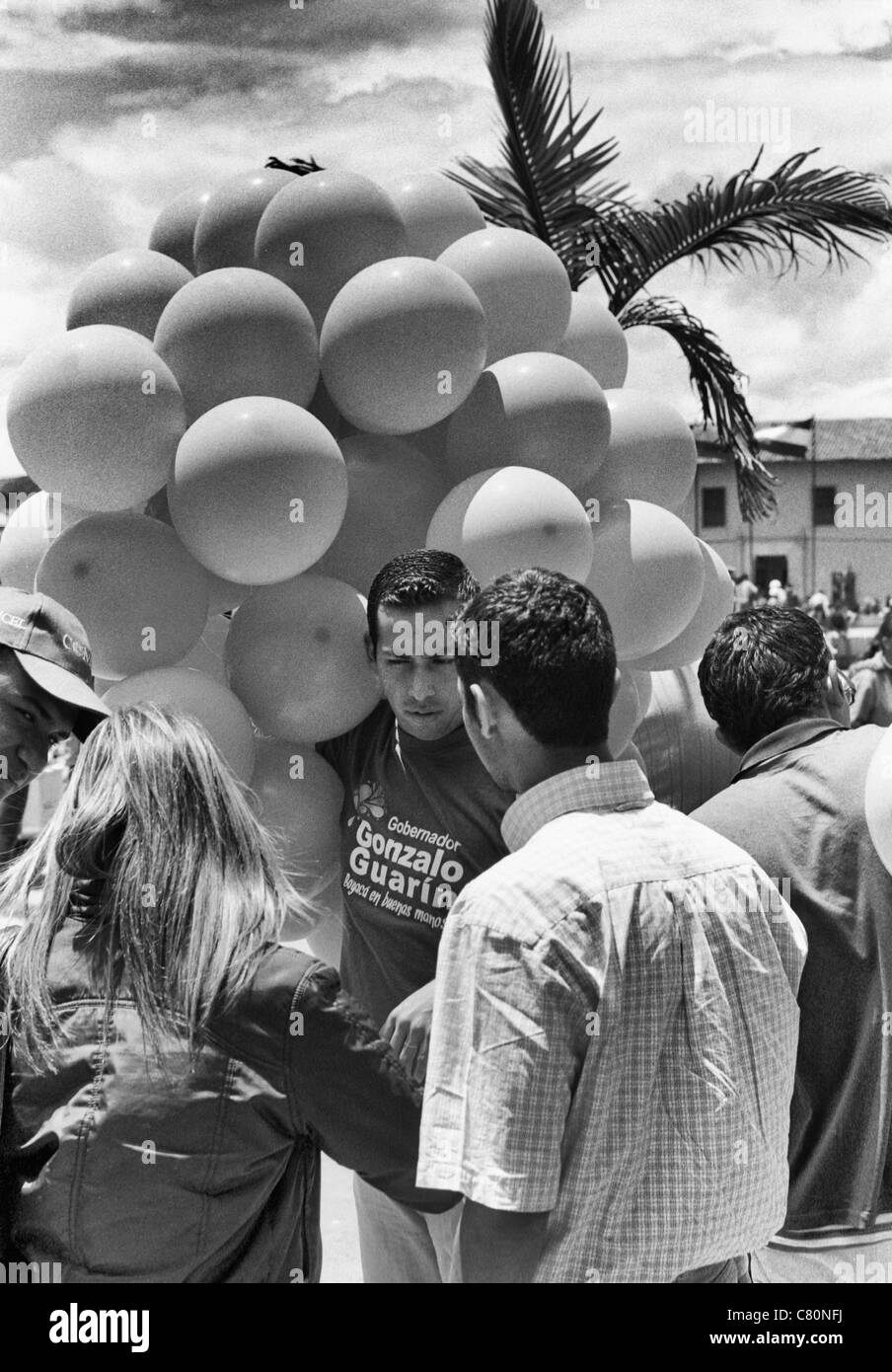 L uomo dando ballons come un dono durante la campagna politica per il governatore Boyacá. Tunja, Boyacá, Colombia, Sud America, Ande Foto Stock