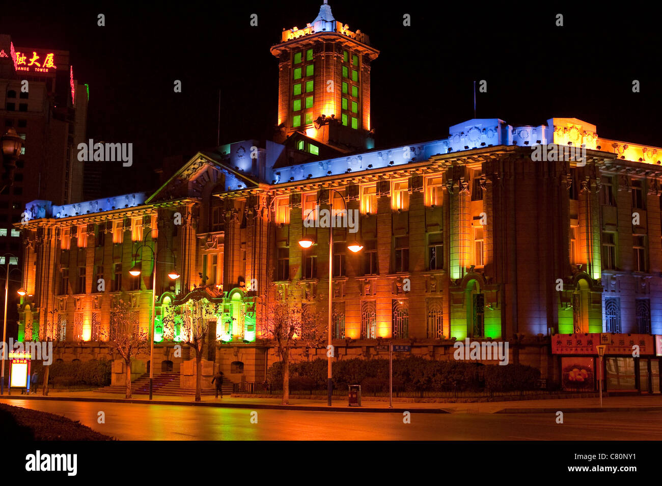 Edifici illuminata di notte attorno a Piazza Renmin, Dalian Foto Stock