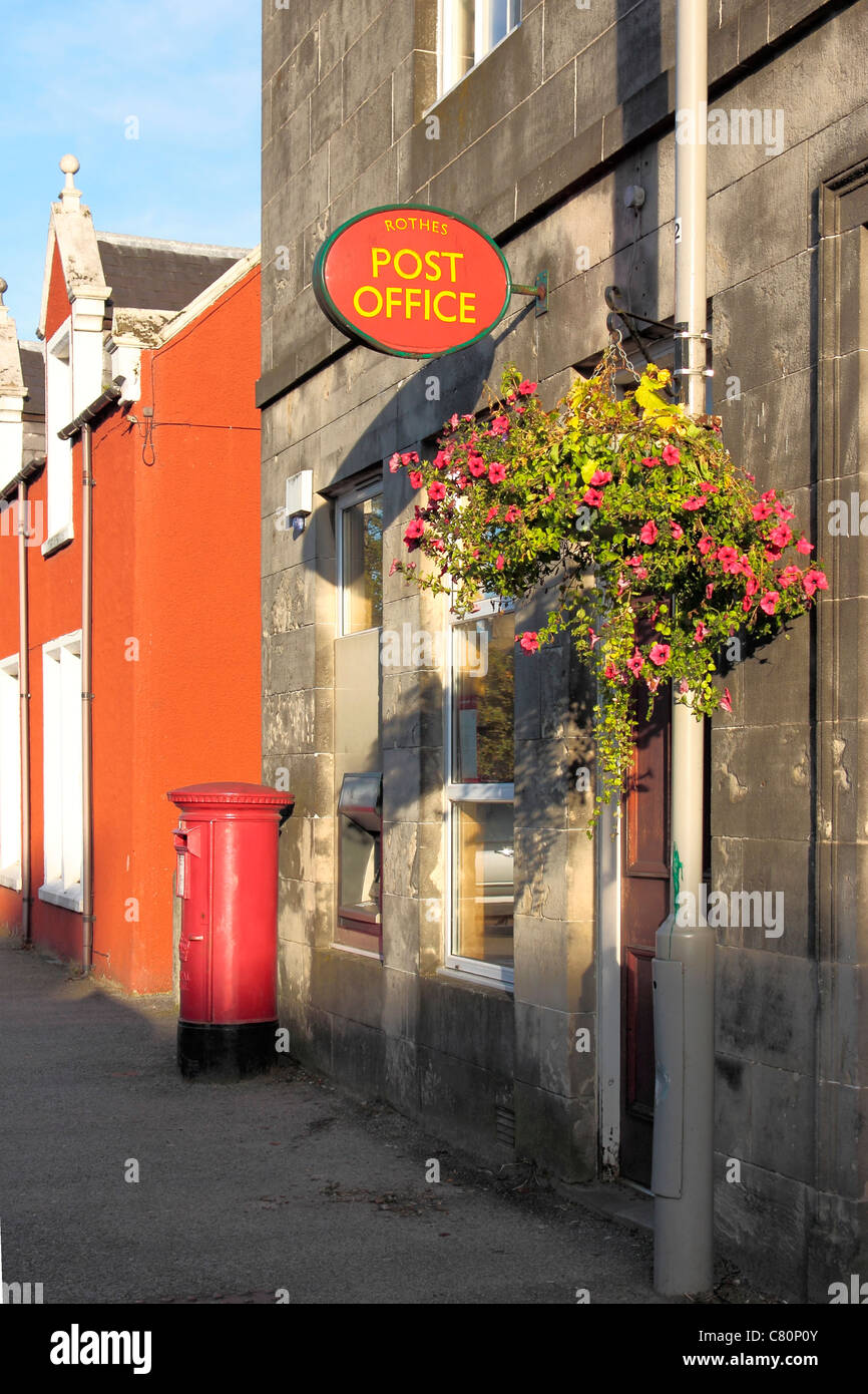 Rothes Post Office, pilastro Box, ATM e appeso paniere di fiori di colore rosso Foto Stock