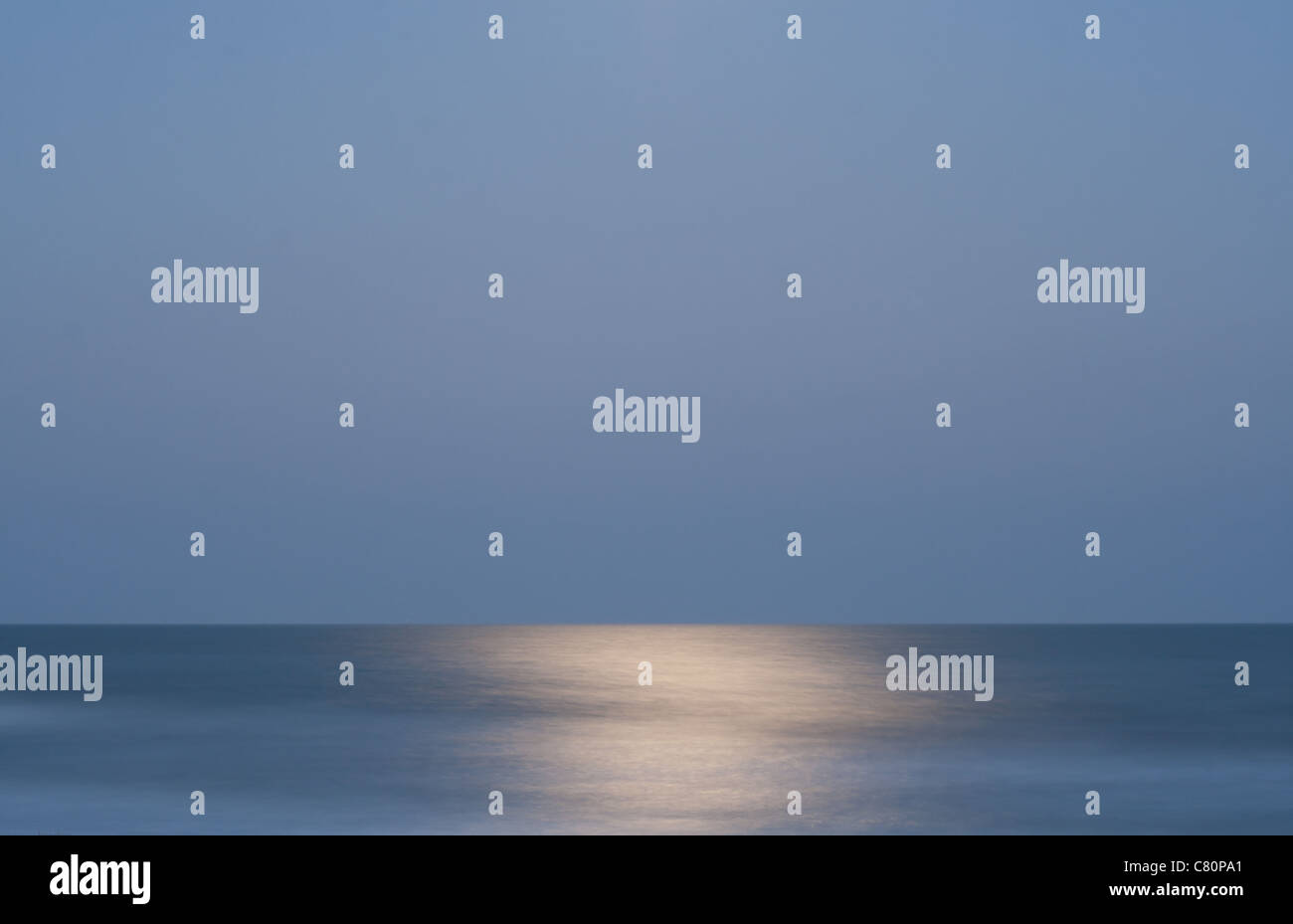 Una lunga esposizione di moonlight sull'oceano Foto Stock