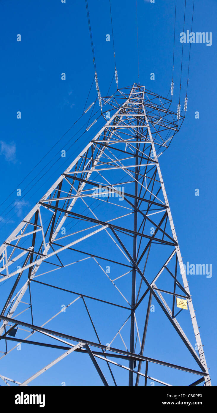 Elettricità pilone rete nazionale fornitore di elettricità contro un cielo blu chiaro senza nuvole Inghilterra GB UK Europa Foto Stock