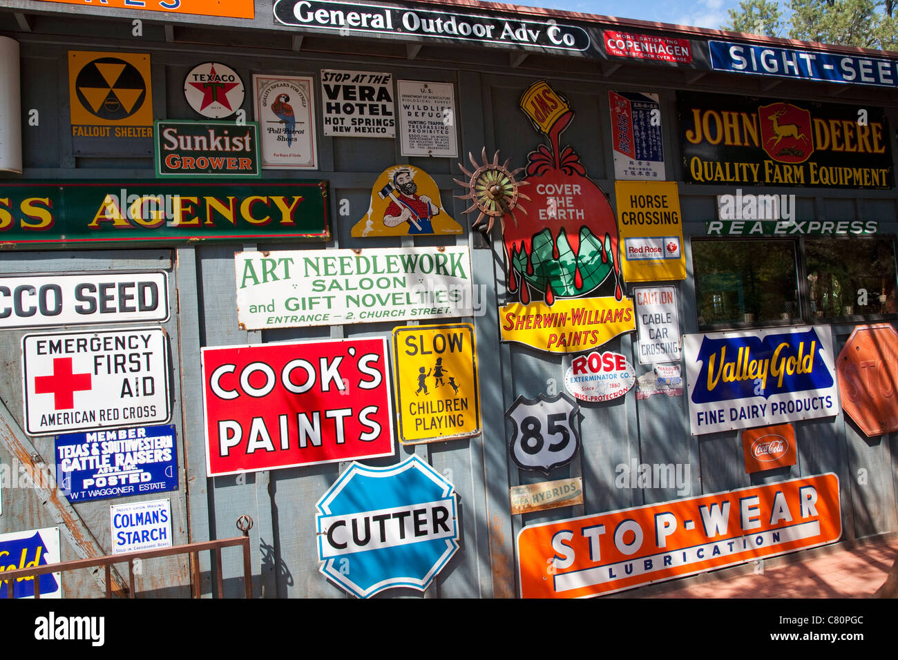Collezione di antichi segni di metallo Foto Stock