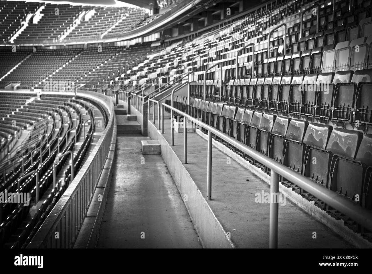 Svuotare il calcio, soccer stadium grandstand in bianco e nero Foto Stock