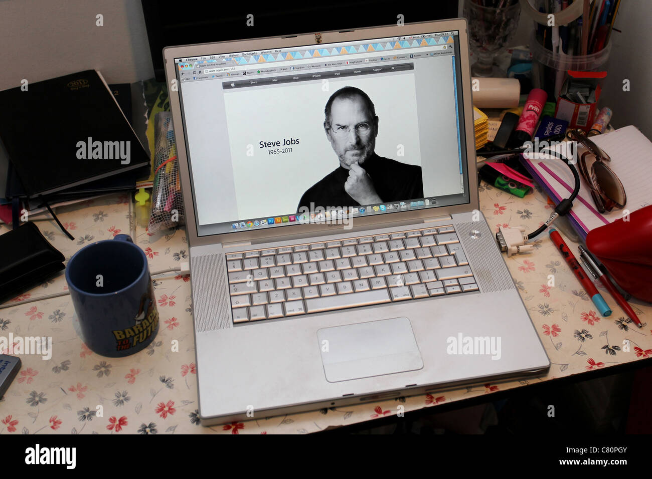 Il sito web di Apple nella pagina anteriore dopo la notizia di Steve Jobs la morte, oggi 6 ottobre 2011, Brighton East Sussex, Regno Unito. Foto Stock