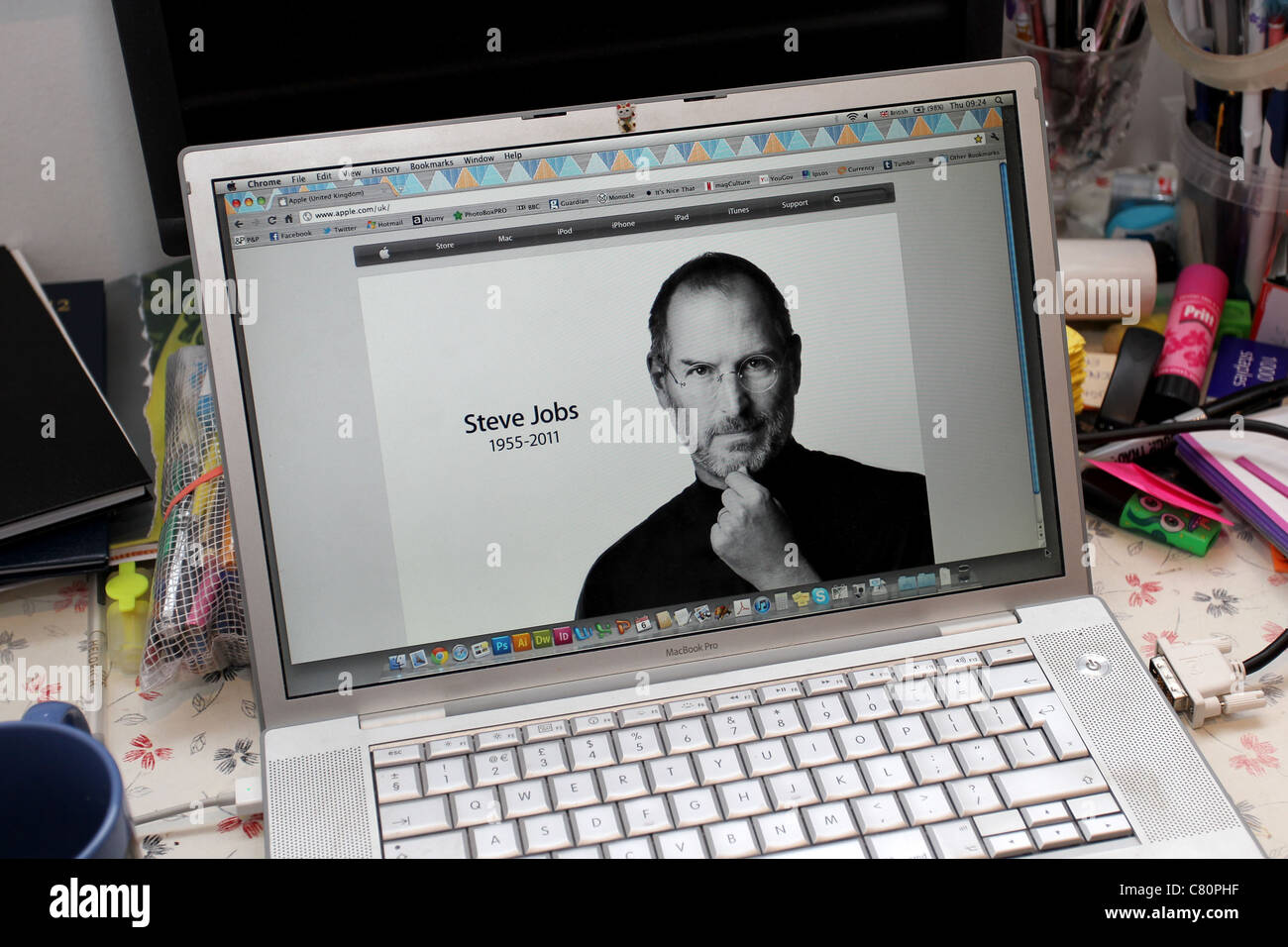 Il sito web di Apple nella pagina anteriore dopo la notizia di Steve Jobs la morte, oggi 6 ottobre 2011, Brighton East Sussex, Regno Unito. Foto Stock