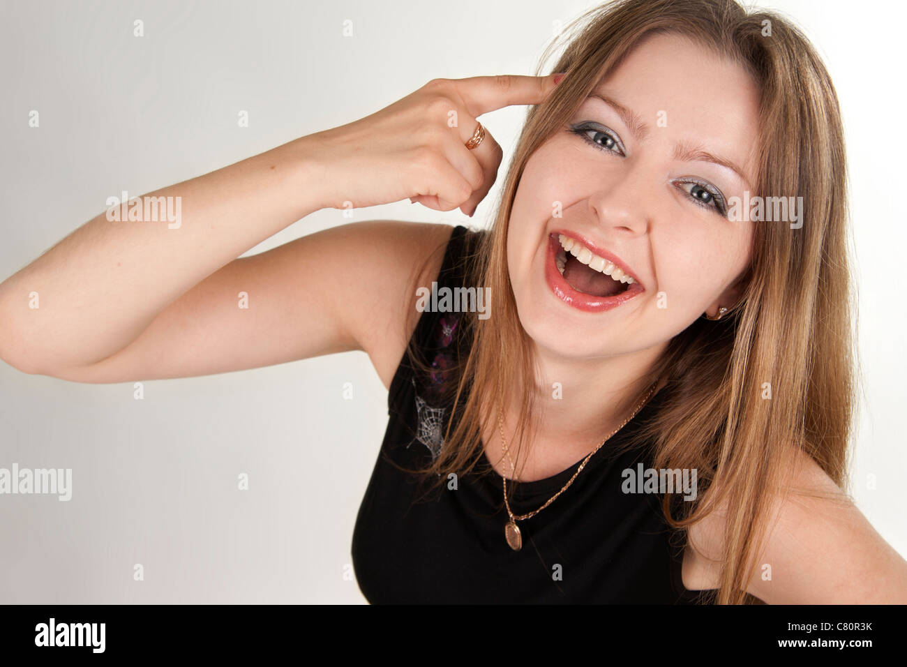 Bella donna sorrisi su sfondo bianco Foto Stock