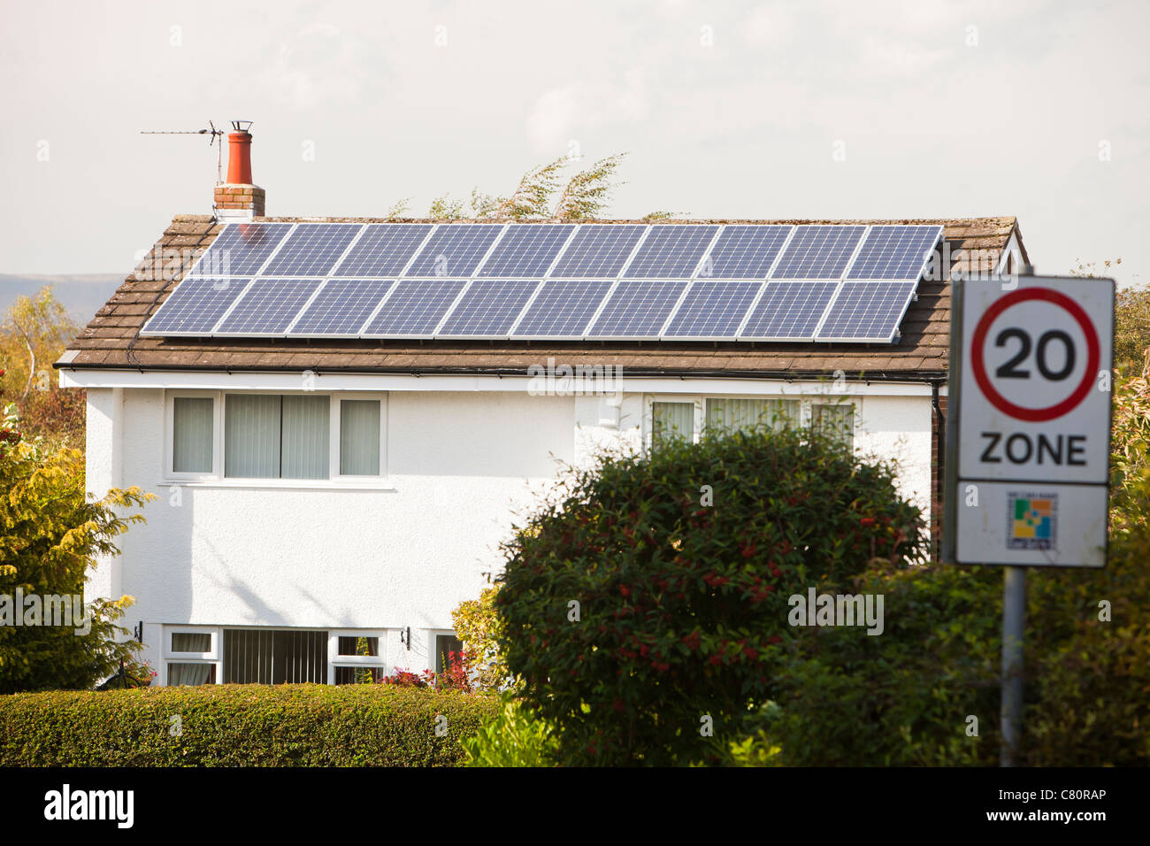 Solar Electric pannelli su un tetto di casa a Clitheroe, Lancashire, Regno Unito. Foto Stock