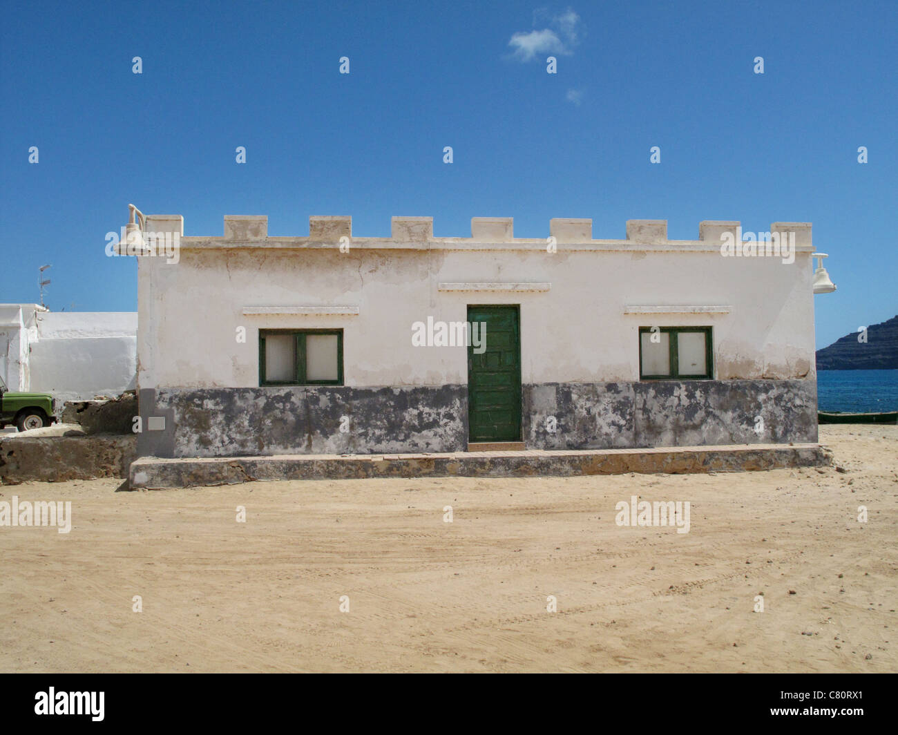 Stand alone edificio con porta verde Foto Stock