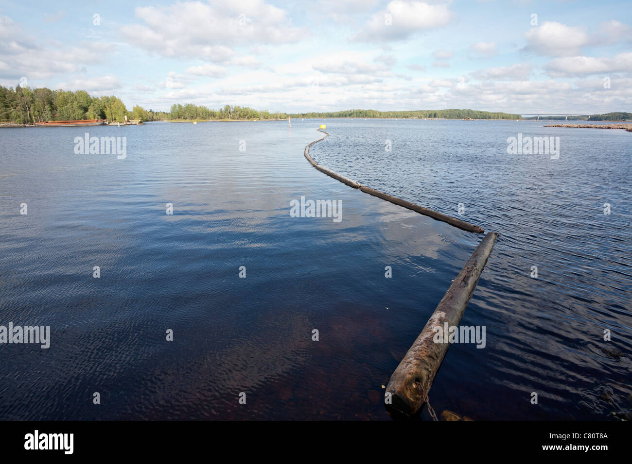 Log di barriera del braccio flottante sull acqua Foto Stock