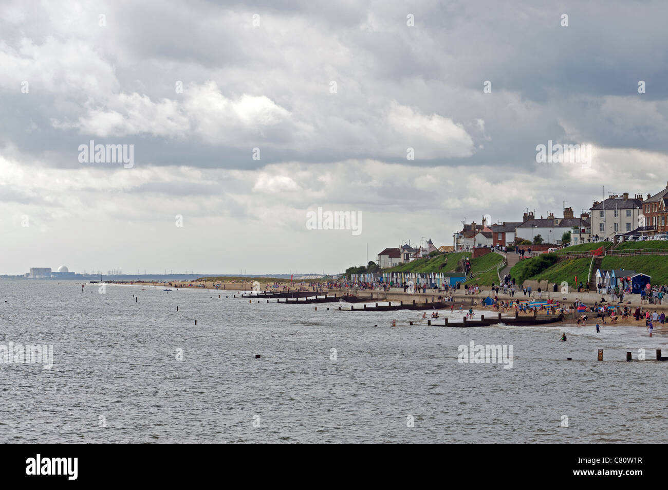 La città balneare di Southwold con Sizewell centrale nucleare in background, Suffolk, Regno Unito. Foto Stock