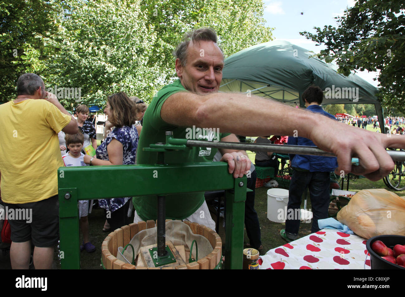 Premendo le mele per fare succo in un festival locale Foto Stock