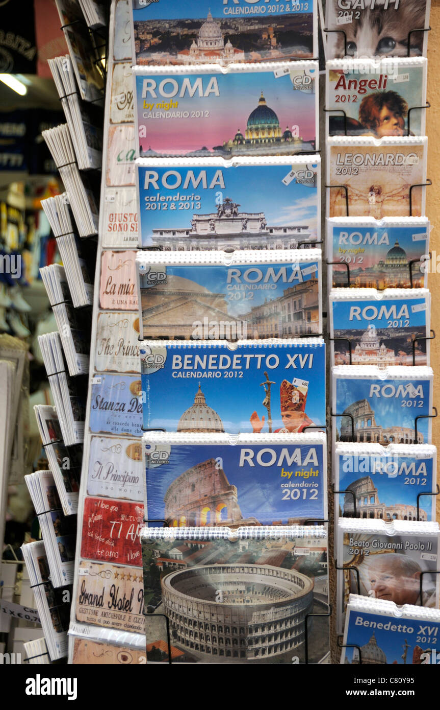 Cartoline in un rack, Roma, Italia, Europa Foto Stock