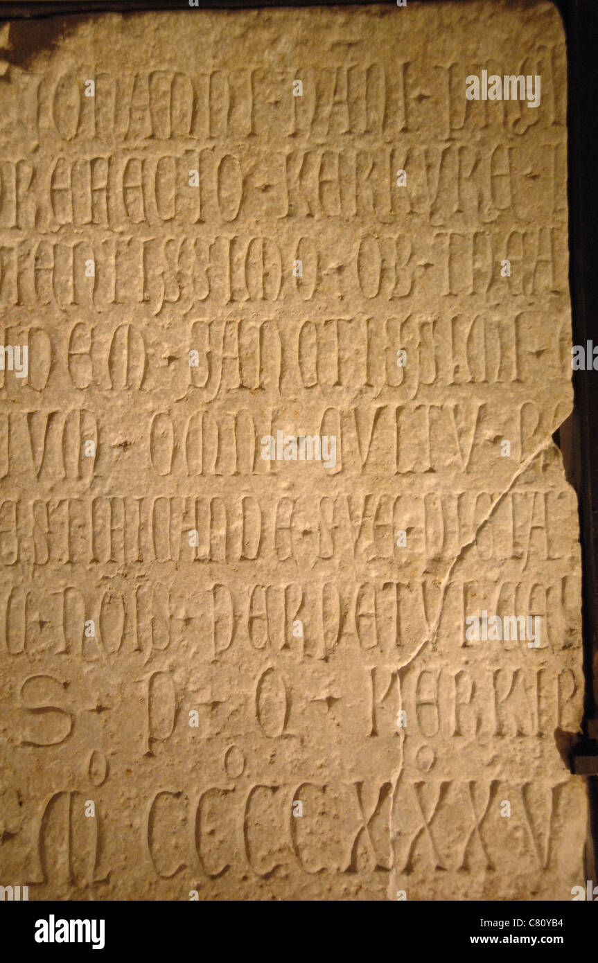 Iscrizione in latino per commemorare Giovanni Nani, console per Corfù, 1435. Vecchia Fortezza museo. Corfù. Isole Ionie. La Grecia. Foto Stock