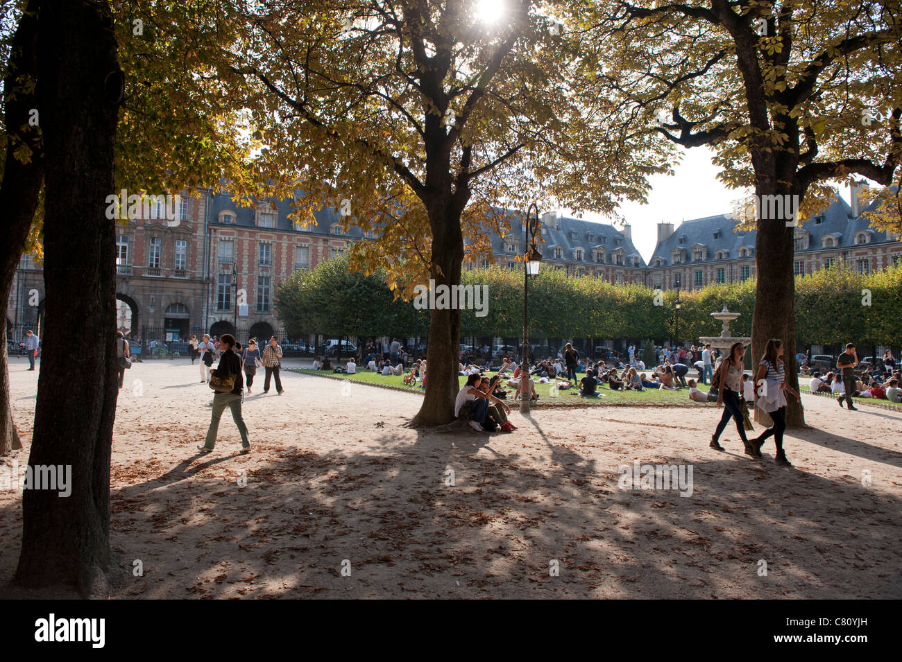 Parigi, Francia. La vita di strada. Place de Vosges, Piazza Luigi VIII Foto Stock