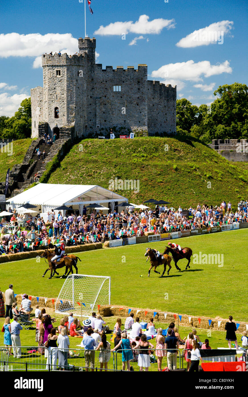 Partita di polo il castello di Cardiff Wales, Regno Unito Foto Stock