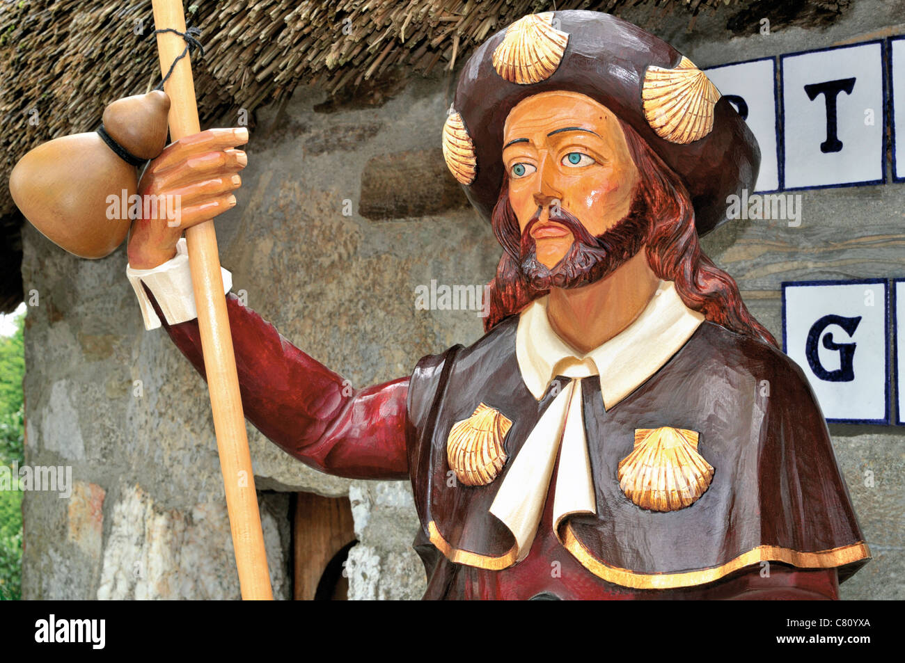 Spagna, San Giacomo modo: statua lignea di San Giacomo Pellegrino nel negozio di souvenir in O Cebreiro Foto Stock