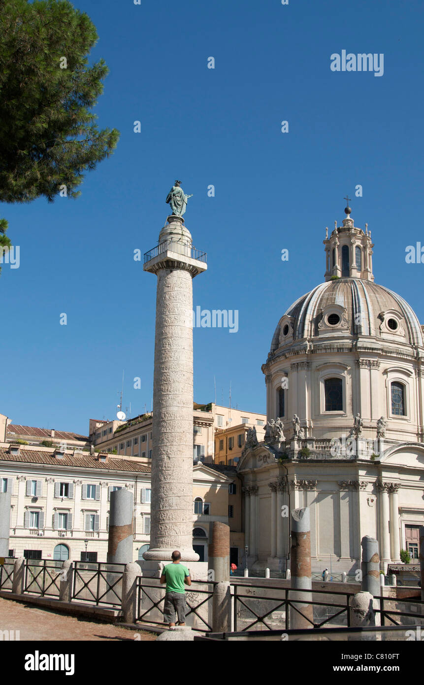Fori Imperiali con la Colonna di Traiano e la Chiesa Santissimo Nome di Maria, Roma, Italia, Europa Foto Stock