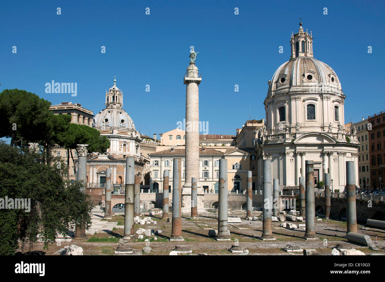 Fori Imperiali con la Colonna di Traiano e la Chiesa Santissimo Nome di Maria, Roma, Italia, Europa Foto Stock