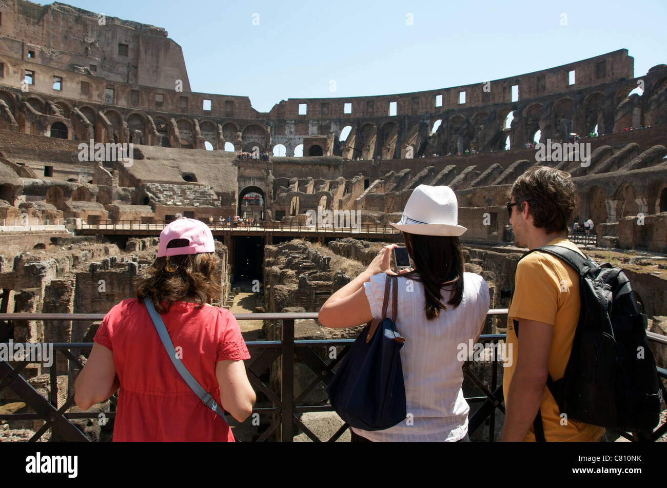 I turisti all'interno del Colosseo, Roma, Italia, Europa Foto Stock