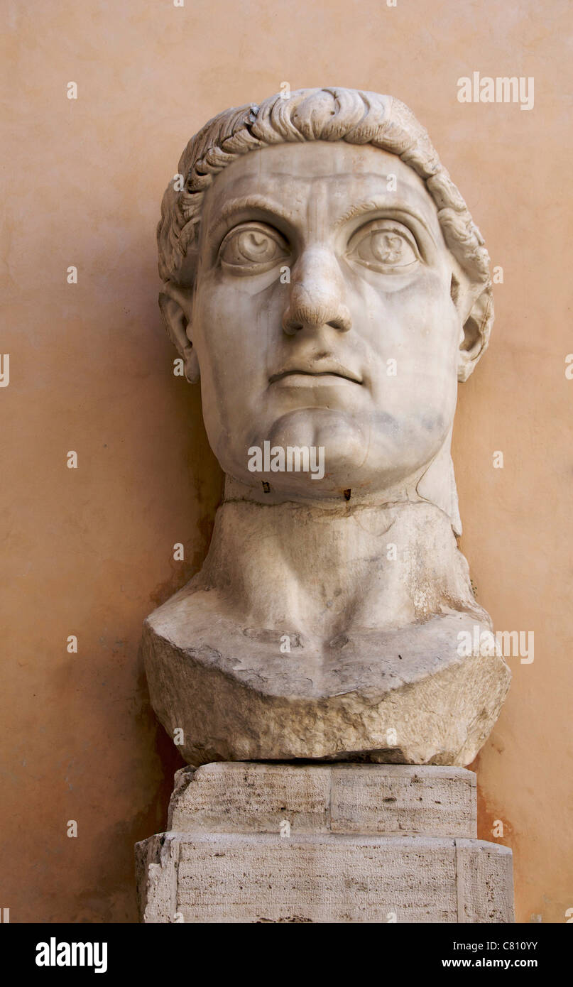 Testa gigante dal colossale statua dell'imperatore Costantino nel Museo Capitolino, Roma, Italia, Europa Foto Stock