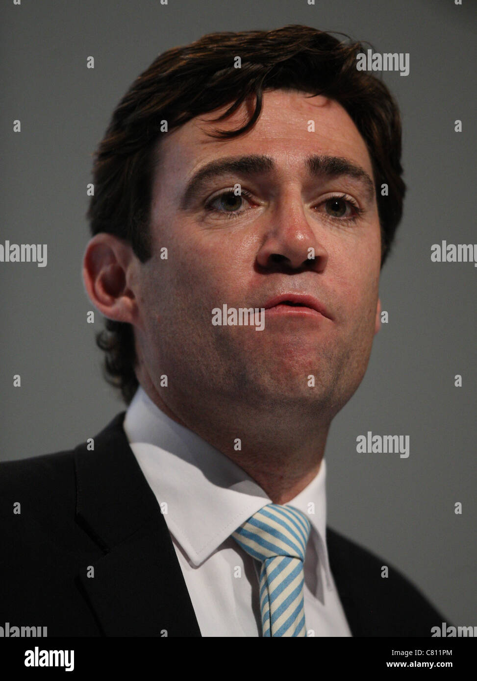 ANDY BURNHAM MP OMBRA DEL SEGRETARIO DI STATO PER IL 28 SETTEMBRE 2011 LA AAC LIVERPOOL ENGLAND Foto Stock