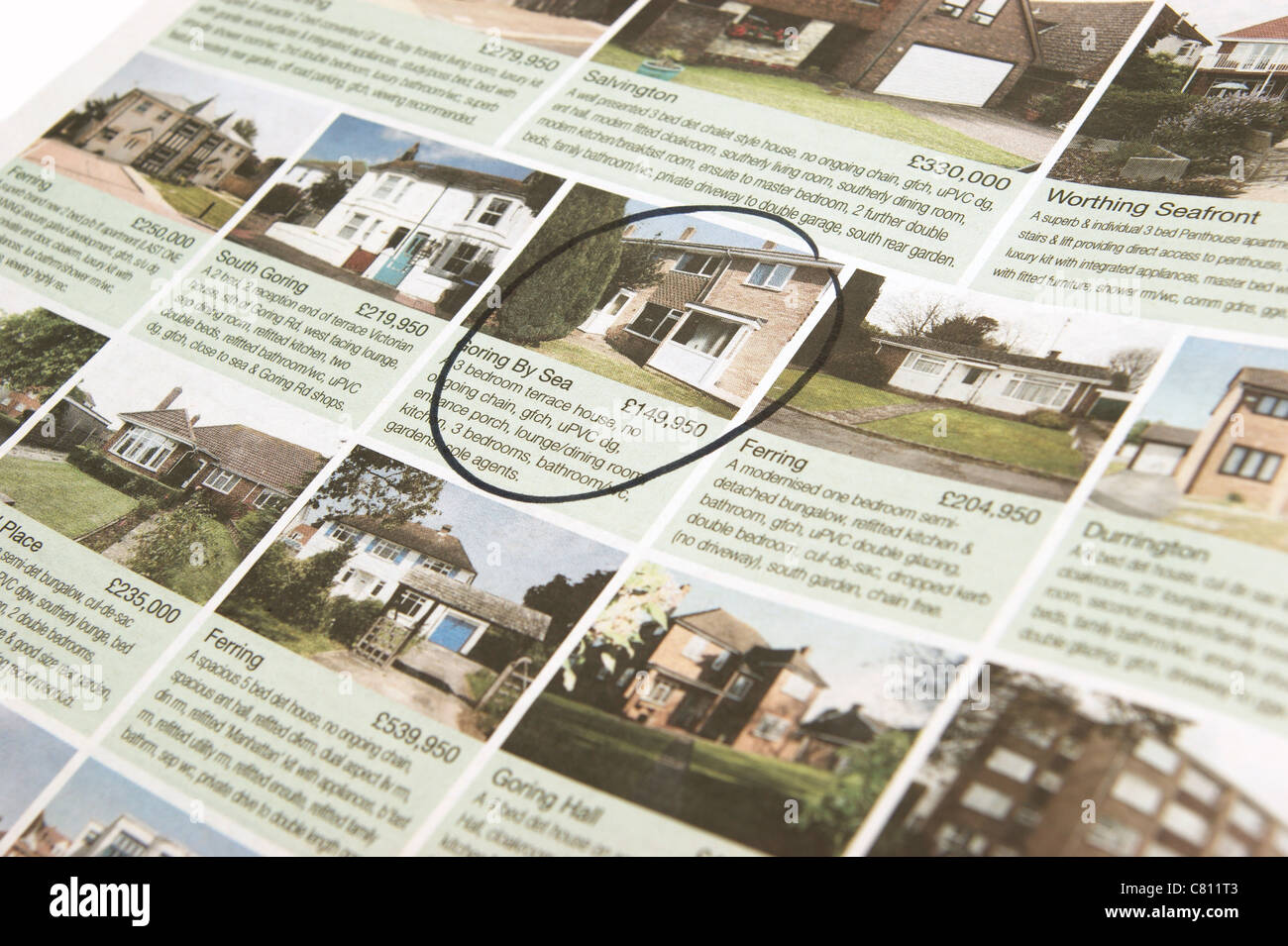 Case a prezzi accessibili / proprietà in vendita contrassegnati nelle pagine delle proprietà di newpaper locale Foto Stock