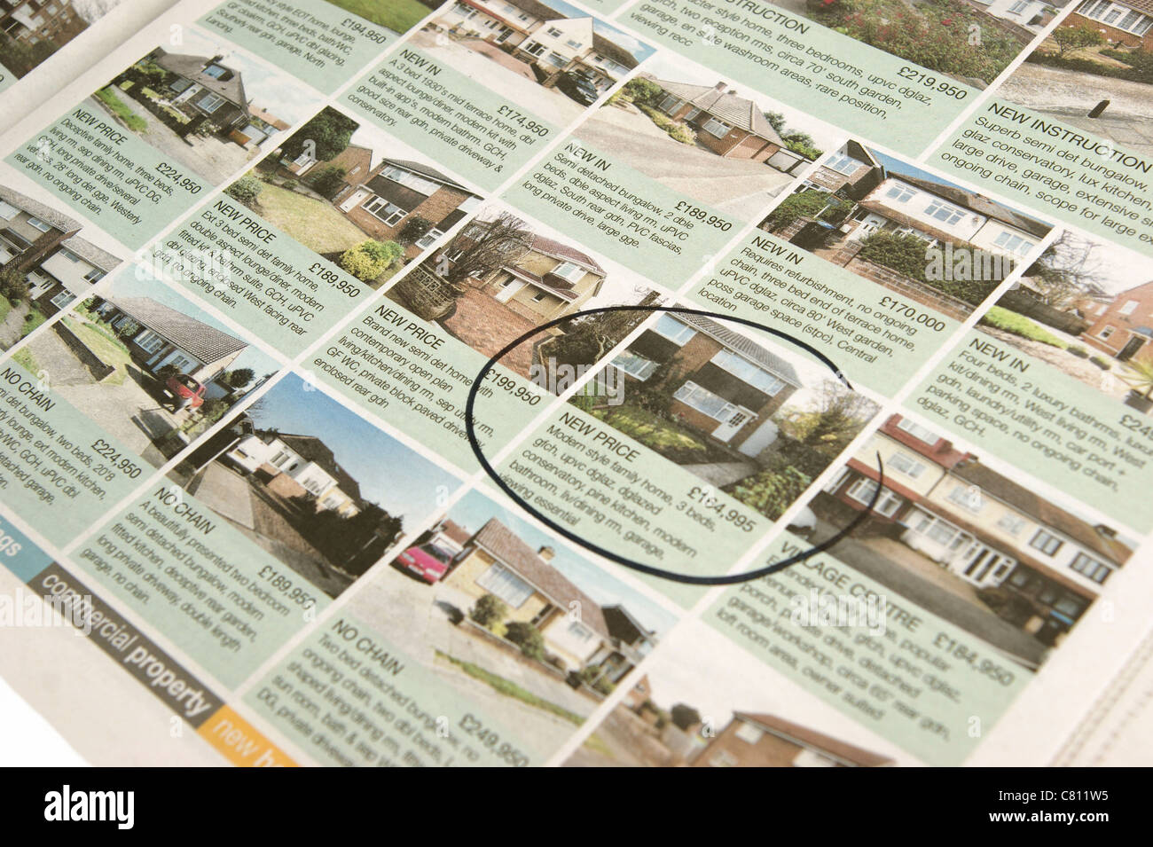 Case a prezzi accessibili / proprietà in vendita contrassegnati nelle pagine delle proprietà di newpaper locale Foto Stock