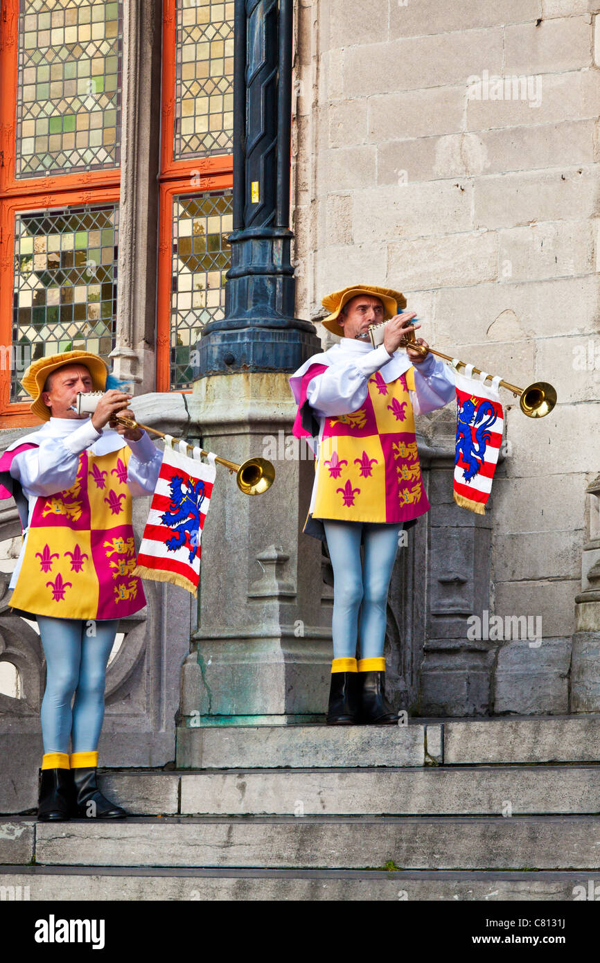 Trombettieri in abito cerimoniale riproduzione di ottone Aida fanfara tromba prima che il tribunale provinciale, Grote Markt, Bruges, Belgio Foto Stock