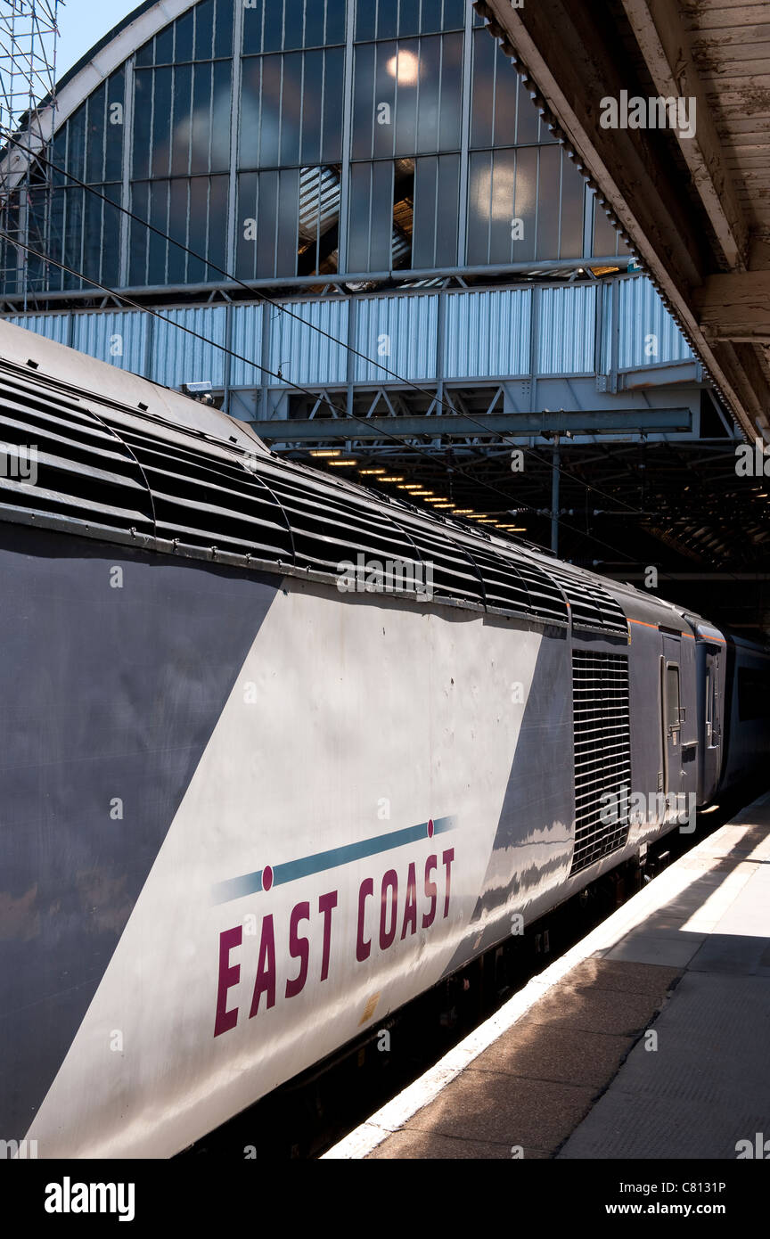 Treno ad alta velocità nella costa est livrea treni in attesa presso la stazione ferroviaria di piattaforma in Inghilterra. Foto Stock