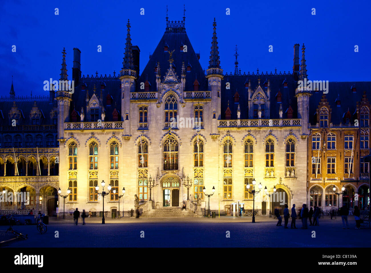 Il neo-gotico corte provinciale o Provinciaal Hof in Grote Markt e la piazza del mercato di Bruges, Belgio al crepuscolo Foto Stock