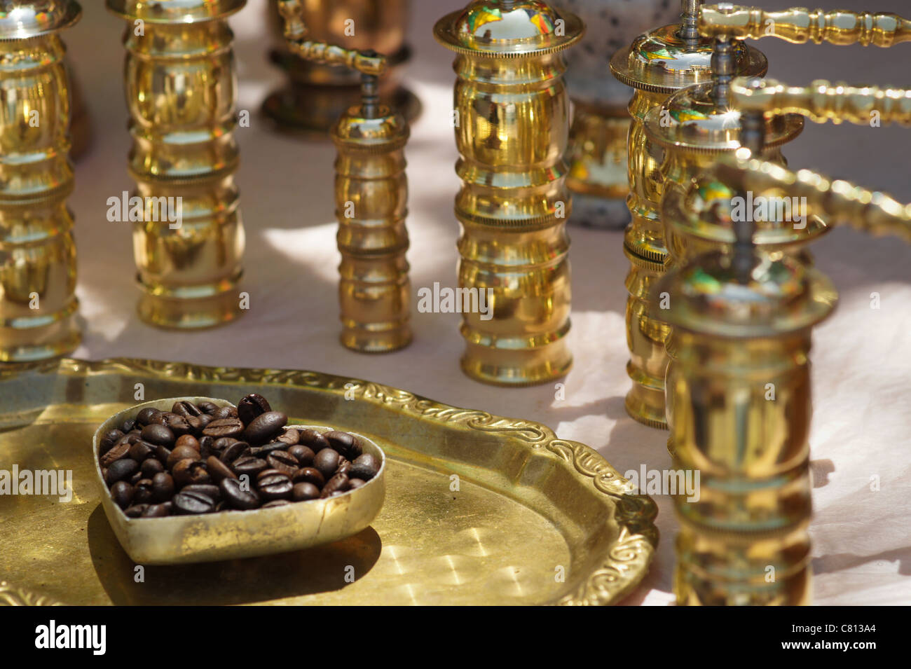 Dimensione diversa golden macinini da caffè e il cuore come il contenitore del caffè Foto Stock