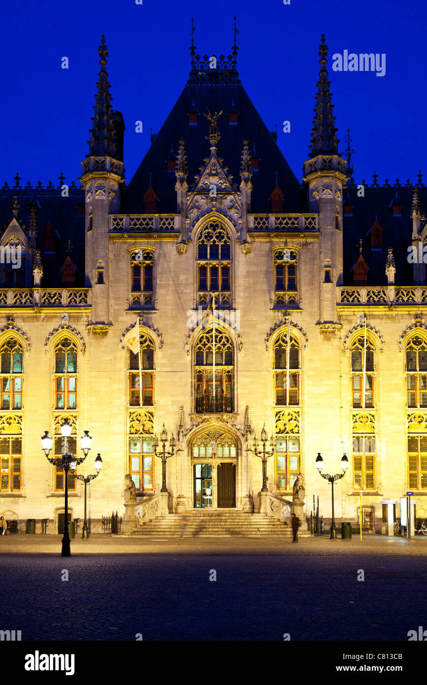 Il neo-gotico corte provinciale o Provinciaal Hof in Grote Markt e la piazza del mercato di Bruges, Belgio al crepuscolo Foto Stock