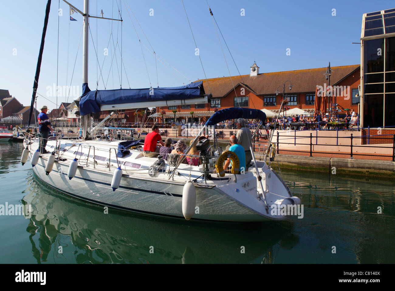 Yacht passante inferiore lato banchina waterfront caffetterie Sovereign Harbour Marina Eastbourne East Sussex England Regno Unito GB Foto Stock