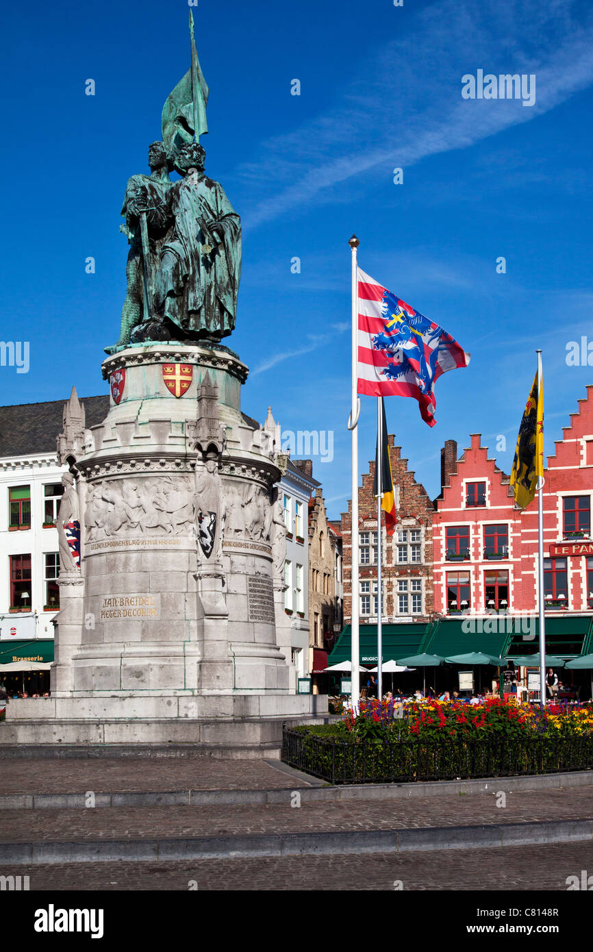 Statua Jan Breydel e Pieter De Coninck fiammingo leader della resistenza contro 1302 occupazione francese del Belgio Bruges Grote Markt Foto Stock