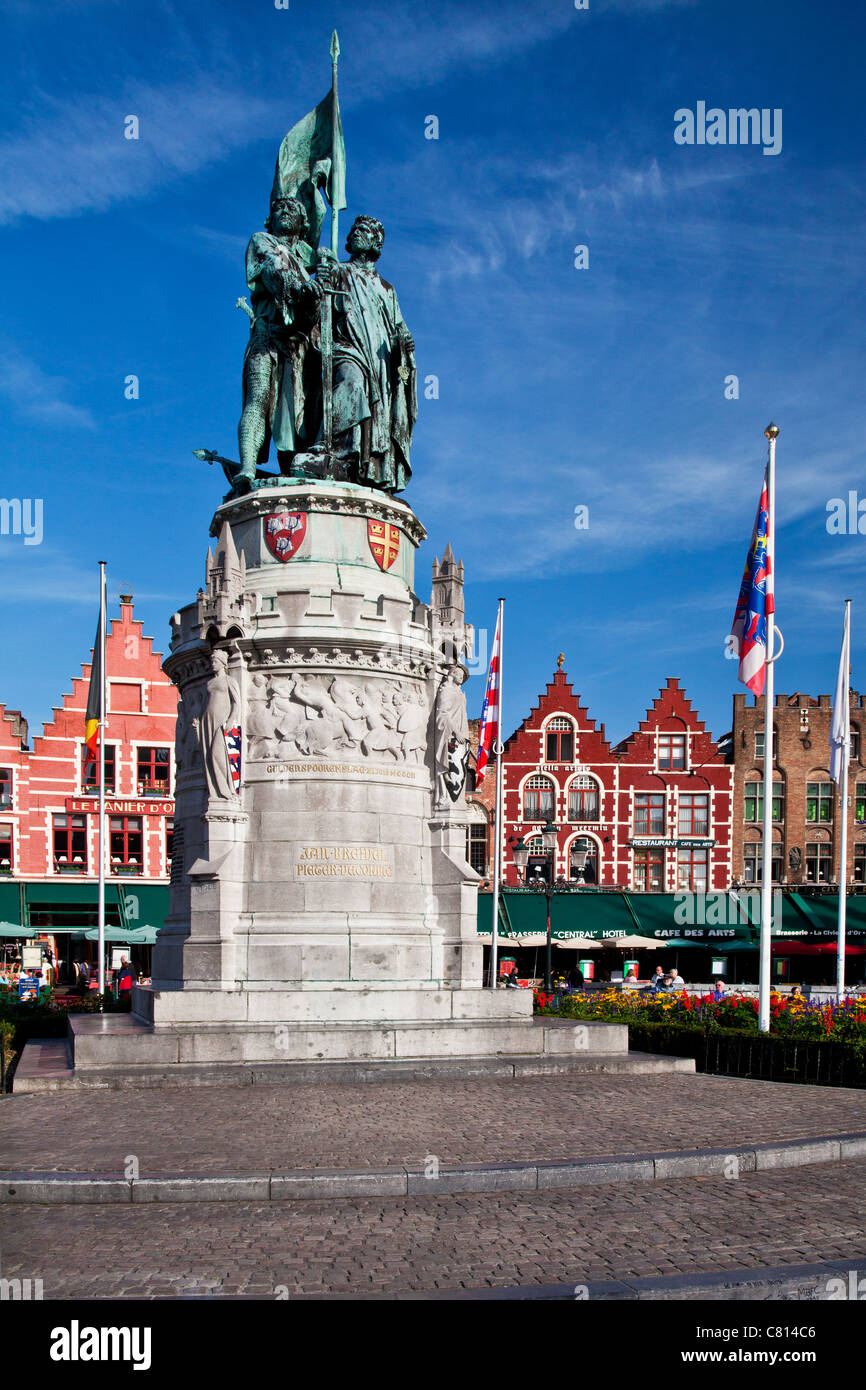 Statua Jan Breydel e Pieter De Coninck fiammingo leader della resistenza contro 1302 occupazione francese del Belgio Bruges Grote Markt Foto Stock