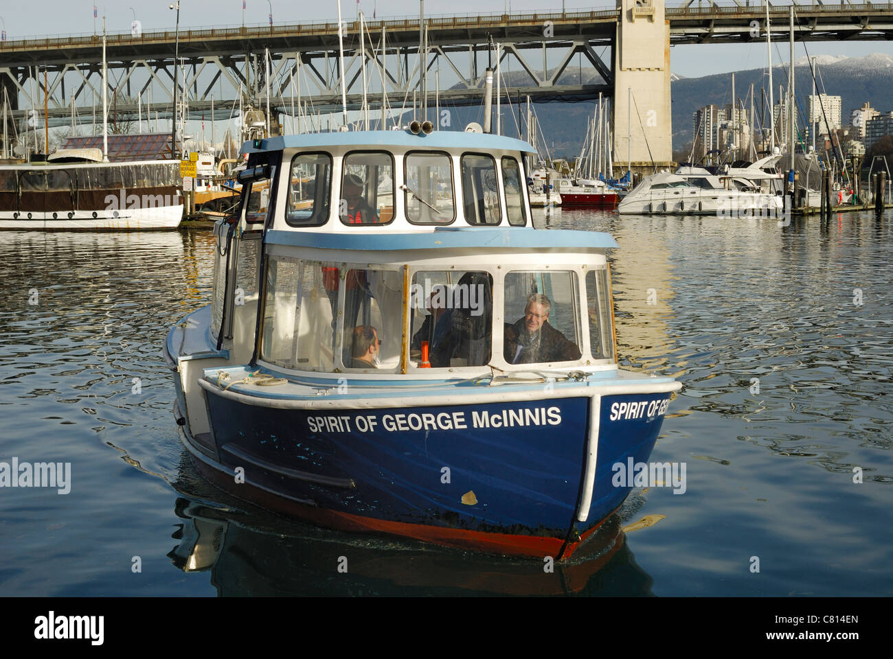 Passeggeri su uno dei tanti piccoli taxi d'acqua, che stava trasportando i pendolari e i turisti attraverso False Creek nella città di Vancouver. Foto Stock