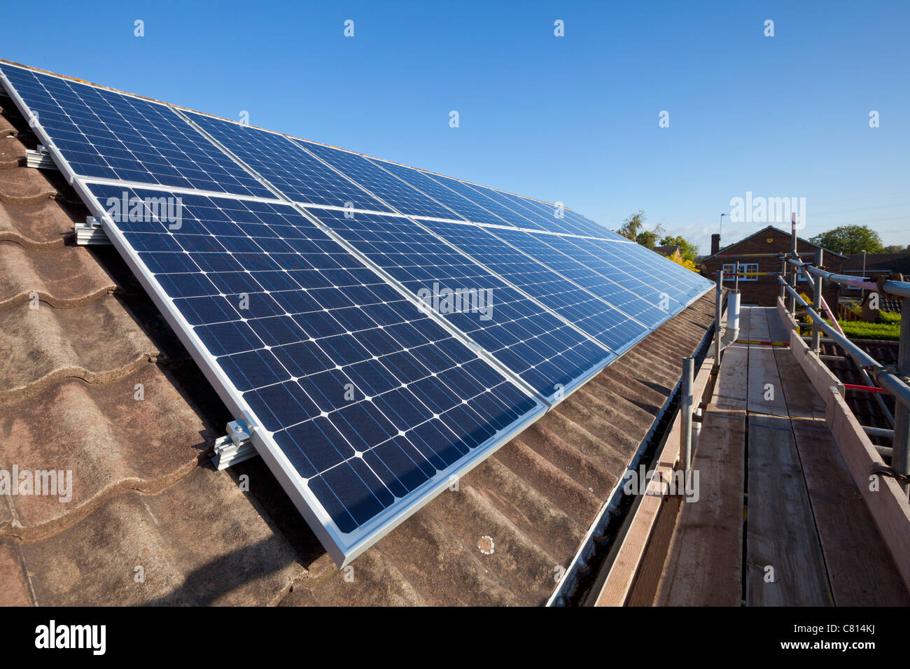 pannelli solari installati sul tetto della casa inghilterra gb europa pannelli solari sul tetto regno unito Foto Stock