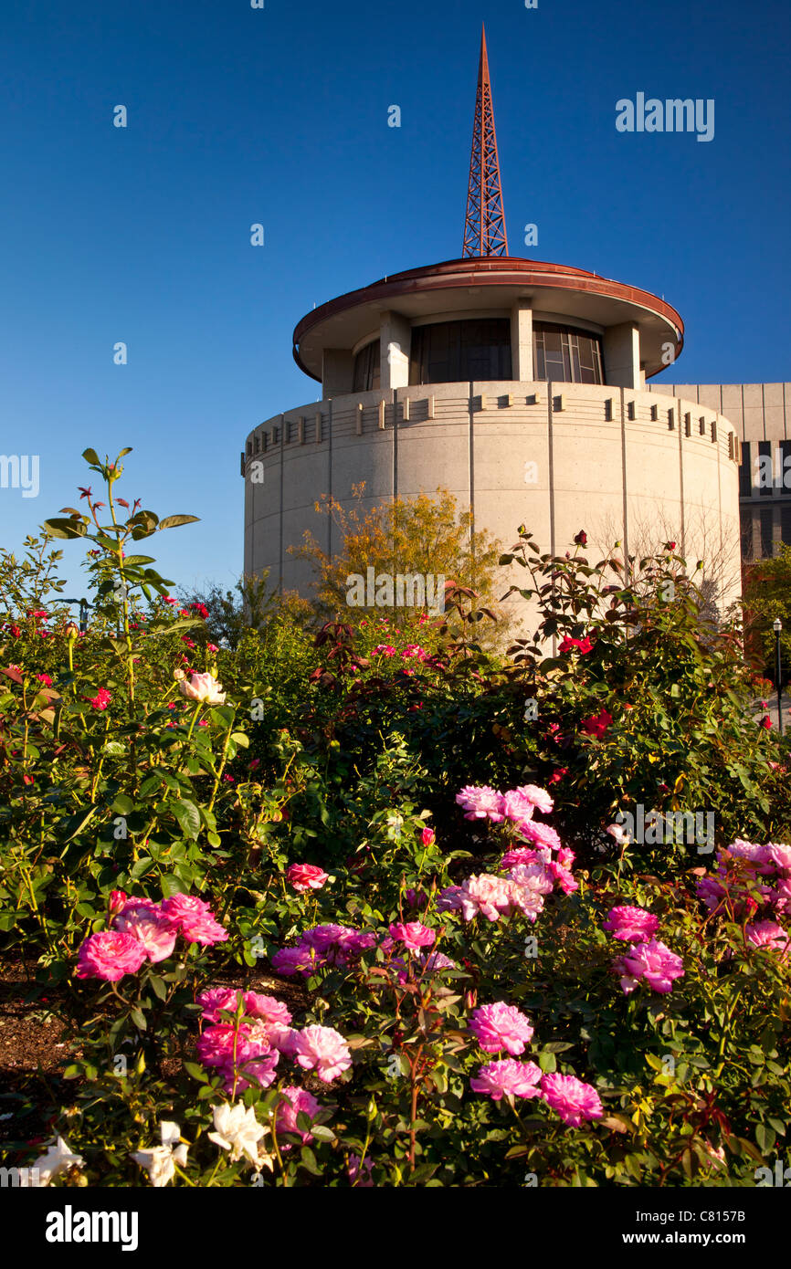 Le rose sotto la Country Music Hall of Fame, Nashville Tennessee USA Foto Stock