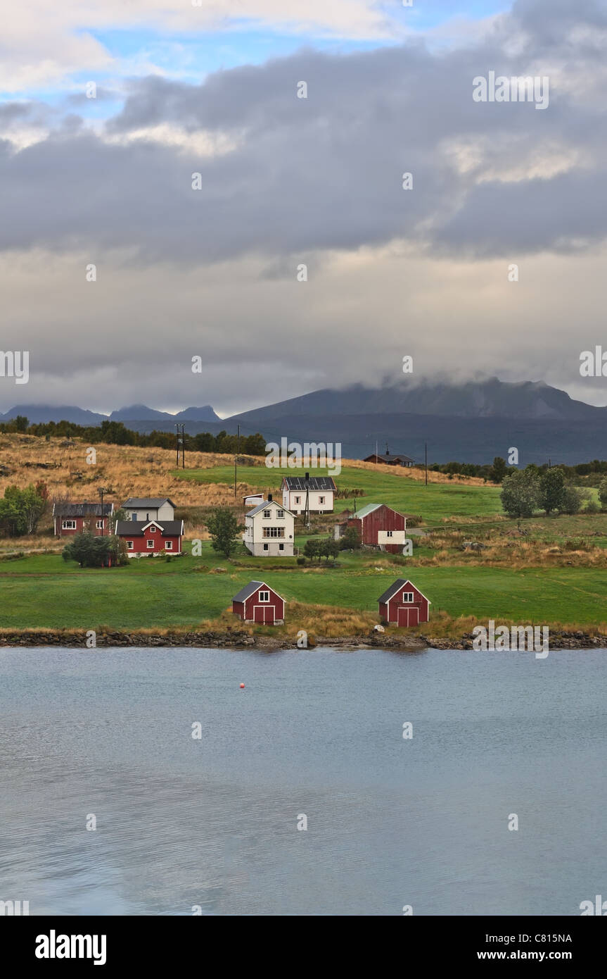 Bella vista in autunno di un piccolo insediamento in isole Lofoten in Norvegia Foto Stock