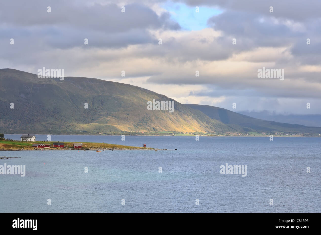 D'autunno bella vista panoramica di un piccolo insediamento in isole Lofoten in Norvegia Foto Stock